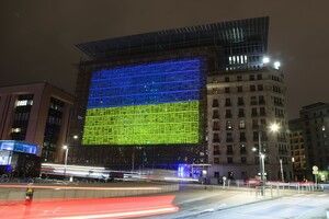 Будівлі ЄС підсвітили синьо-жовтими кольорами (фото)