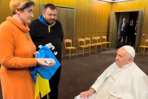 Папа Римський отримав у подарунок три предмети-символи незламності українців