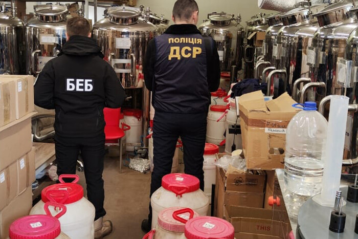 БЕБ вилучило на Одещині 40 тисяч флаконів підробленої парфумерії