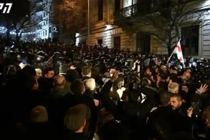 После жесткого разгона митинга грузинская оппозиция объявила масштабные протесты