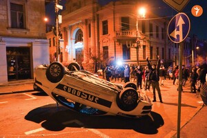 У Грузії протестувальники перевернули авто поліції та спорудили барикади (відео)