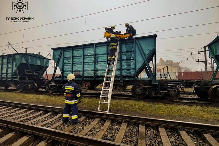 На Київщині підліток виліз на дах потяга і загинув від удару струмом