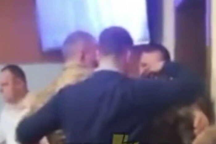 Депутат Березанської міськради вдарив військового на засіданні сесії (відео)