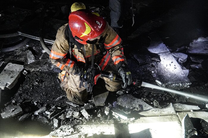Нічна атака на Київ: рятувальники показали наслідки ударів дронами