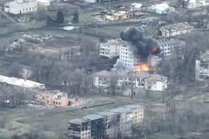 ЗСУ показали, як одним пострілом знищили склад БК та техніку росіян біля Бахмута (відео)
