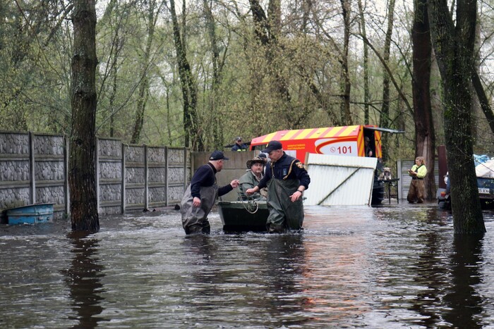 Негода в Україні: на Черкащині евакуація, Кременчуцька ГЕС готується до води з Білорусі (фото)