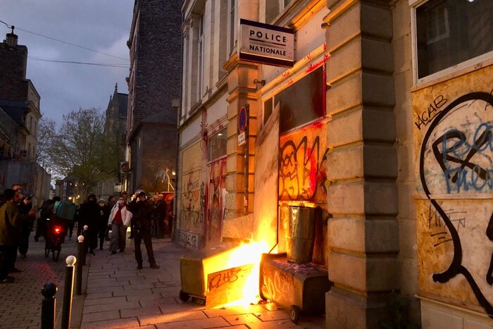 Протести у Франції: мітингувальники підпалили відділок поліції (фото)