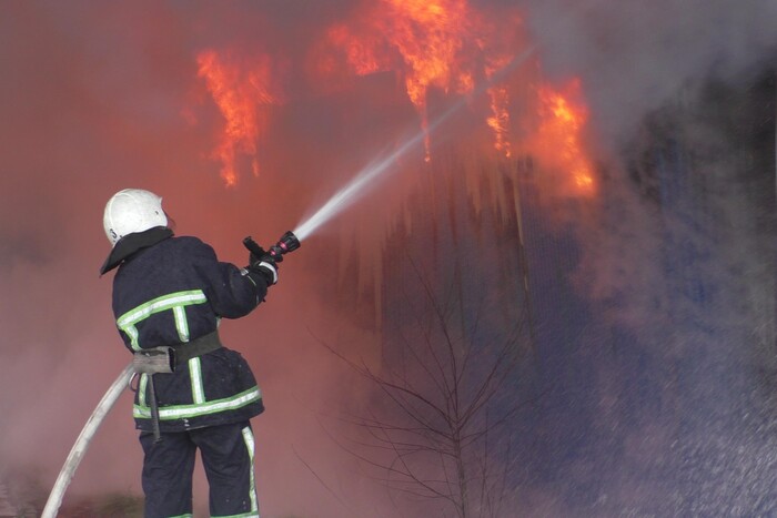 Ворог влучив у цивільну інфраструктуру на Харківщині: виникла масштабна пожежа
