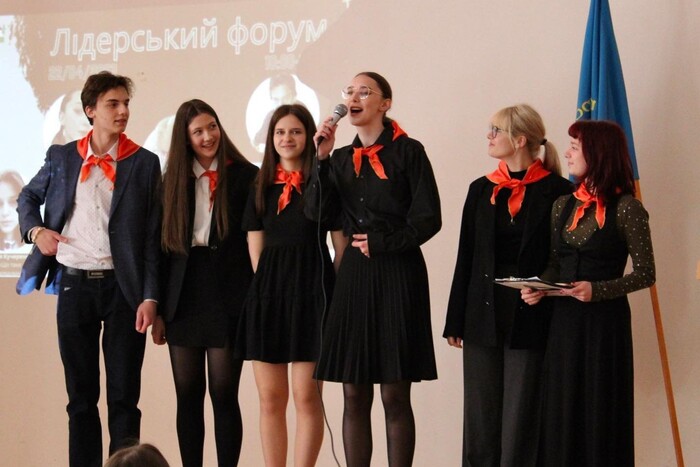 «Піонерський галстук»? У мережі спалахнув скандал через одяг школярів Печерського району