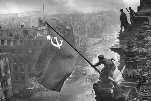 Українець Олексій Берест встановлює радянський прапор над Рейхстагом