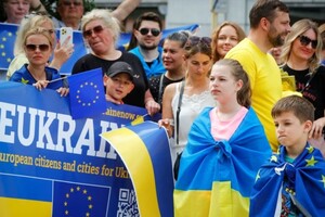 Українці за кордоном регулярно проводять акції на підтримку членства України у ЄС, бо на власному досвіді переконалися у перевагах, що надає Євросоюз 