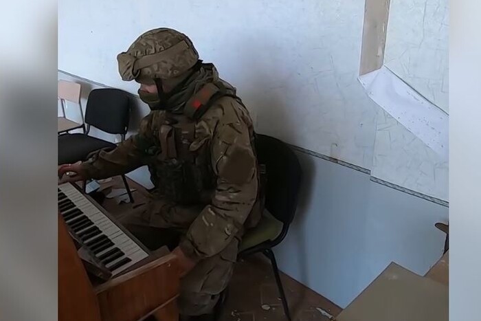 У Бахмуті військовий зіграв на піаніно під час обстрілів (відео)