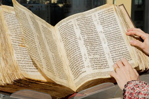 Біблія за $38 мільйонів: хто придбав найстаріше Святе Письмо