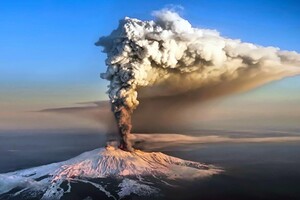 В Італії сталося виверження вулкана: місто біля підніжжя вкрилося попелом (відео)