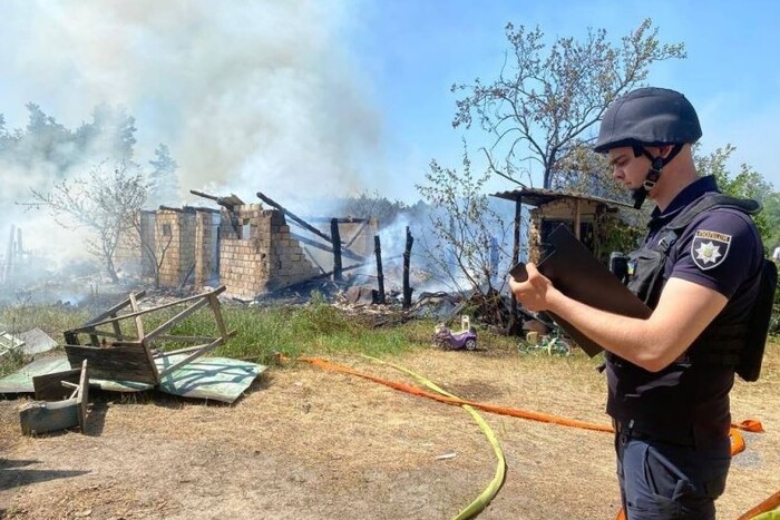 На Київщині через ракетну атаку РФ спалахнув будинок (фото)