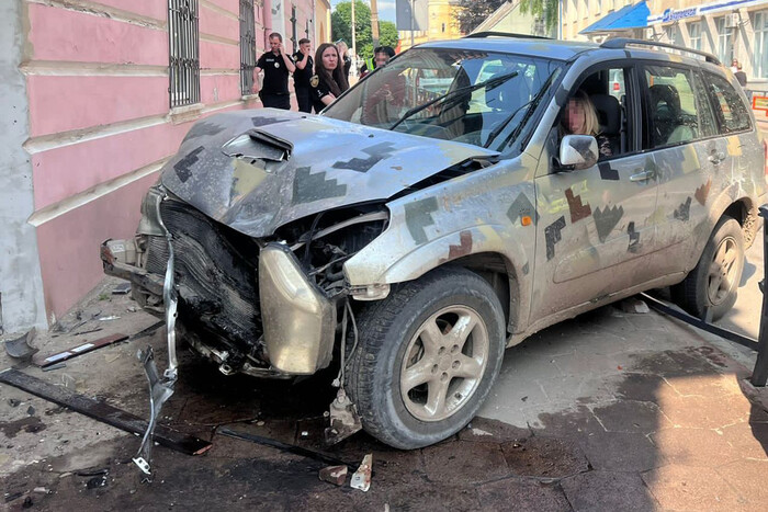 На Львівщині нетвереза водійка збила поліцейську на тротуарі: з’явилося відео