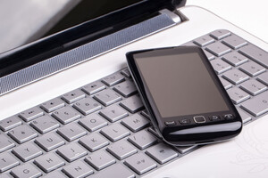 Досвідчені користувачі не радять допускати зіткнення ноутбука та телефона