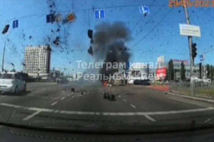 Падіння уламків ракети на дорогу в Києві: шокуючі кадри з відеореєстратора   