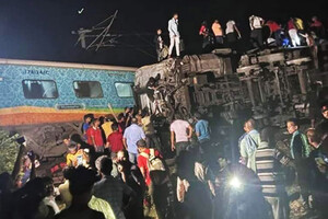 Кількість жертв зіткнення потягів в Індії зросла майже до 300 осіб