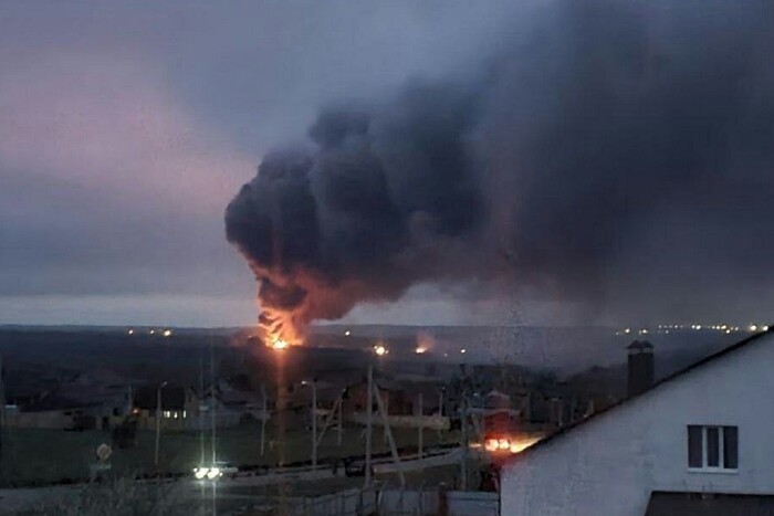 У російському прикордонні гримлять вибухи (фото, відео)