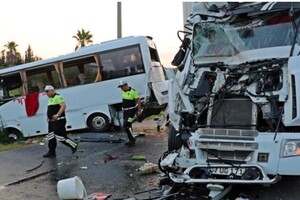 Автобус із трьома десятками російських туристів потрапив у ДТП в Туреччині, є загиблі 