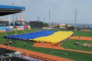 У Нью-Йорку на бейсбольному матчі розгорнуто найбільший прапор України