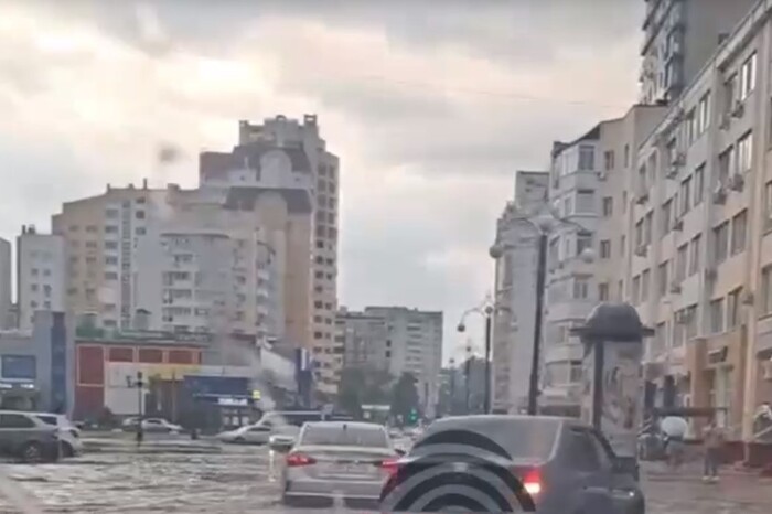 Повалені дерева, машини у воді: Білгород накрила негода (відео)