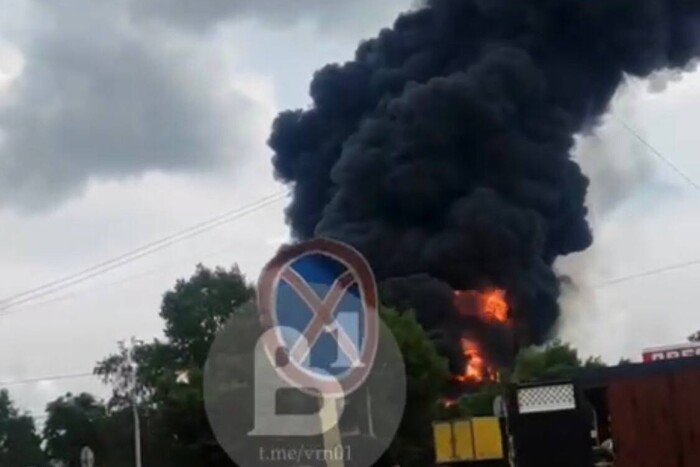 У Воронежі палає нафтобаза (відео)