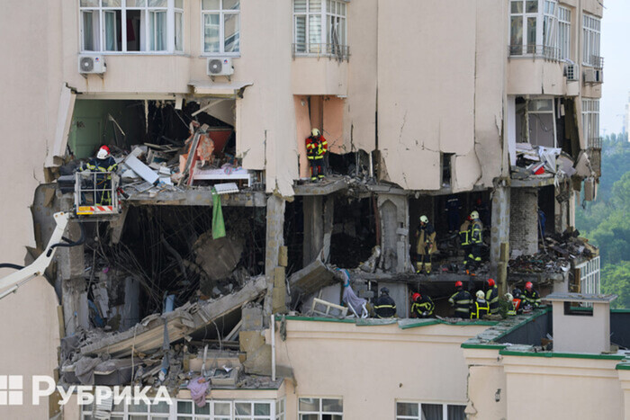 Атака на Київ: МВС показало перші хвилини після влучання уламків в багатоповерхівку