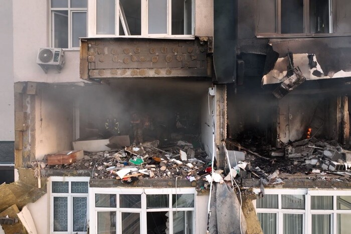 Ракетна атака на Київ. Рятувальники знайшли ще двох загиблих під завалами багатоповерхівки
