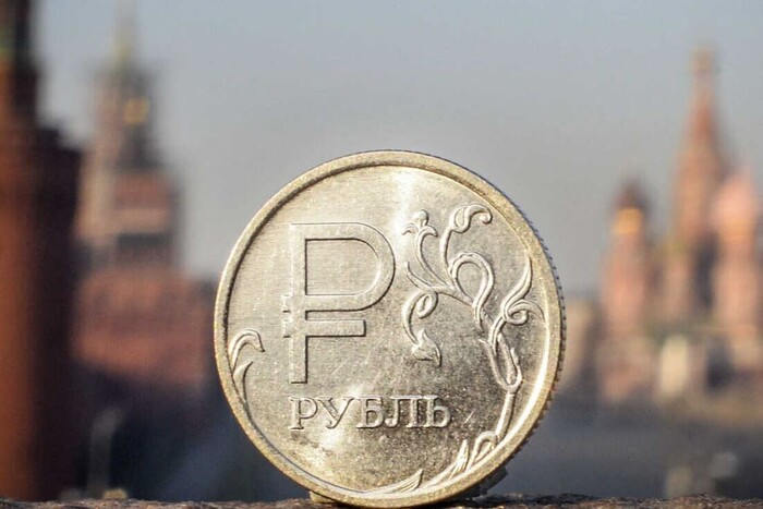 Уперше від початку війни російський рубль впав до історичного мінімуму
