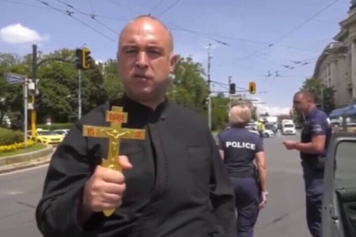 Вибіг на дорогу та махав хрестом: хто накинувся на кортеж Зеленського в Болгарії