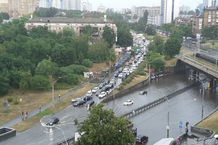 Затоплені паркінги, торгівельний центр та авто: Київ накрила потужна злива (відео) 