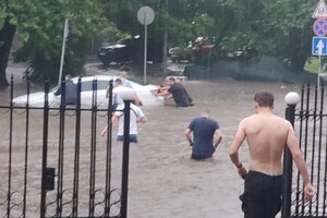 Негода у столиці: поліцейські допомагають мешканцям міста долати наслідки дощу (відео)