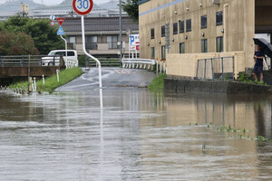 У Японії через сильні дощі влада закликала евакуюватися сотні тисяч людей