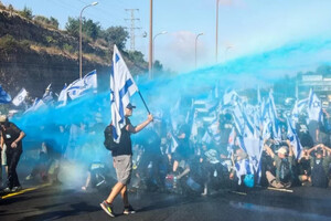 В Ізраїлі тривають масові протести: поліція розганяє демонстрантів водометами