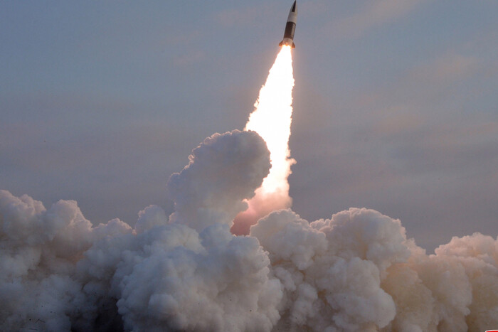 Після погроз Америці КНДР запустила балістичну ракету