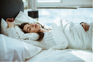 Дієтологи назвали корисні продукти та напої для міцного сну