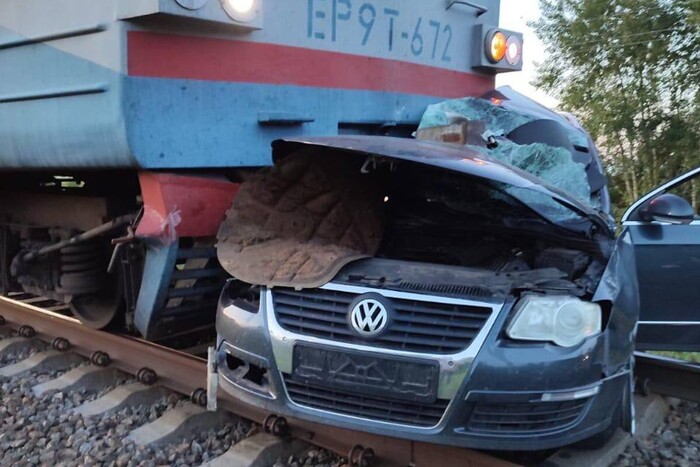 На Чернігівщині автівка потрапила під потяг: серед загиблих є дитина