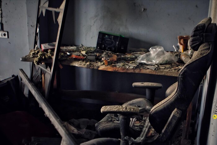 Розтрощені меблі, вибиті вікна: фото наслідків нічної атаки на Київ 