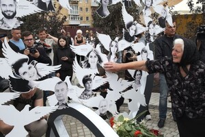 Автопробіг та білі птахи. Вінничани вшанували пам’ять загиблих внаслідок минулорічного теракту (фото)