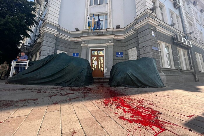 Скандал через благоустрій Житомира: вхід до міськради облито «кровʼю» (фото)