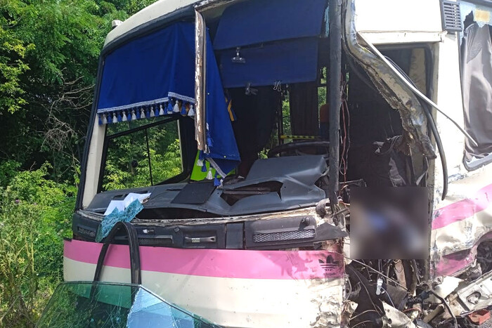 На Полтавщині зіткнулись рейсовий автобус та вантажівка: є загиблі (фото)