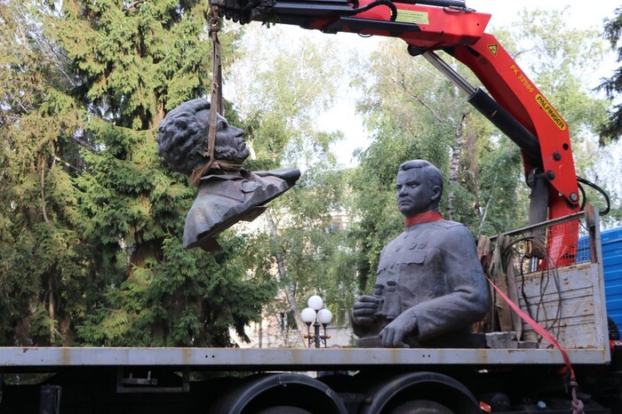 Полтава позбулася пам'ятників Пушкіну та Ватутіну (фото)