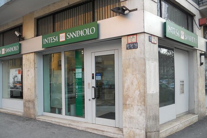 Найбільший італійський банк закриває своє представництво в Москві