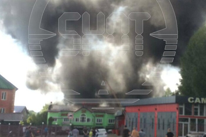 Потужна пожежа під Москвою: горить біля автоцентру Lada (відео)