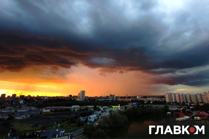Захід сонця в Києві. Соцмережі діляться фантастичними фото