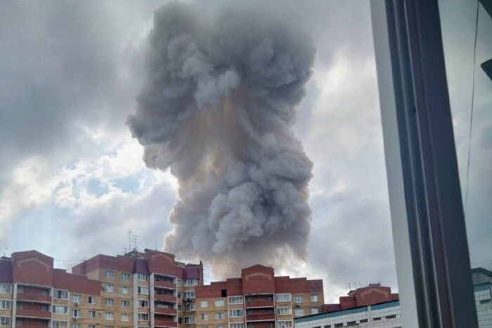 Під Москвою пролунав потужний вибух на заводі, що виробляє військову оптику (відео)