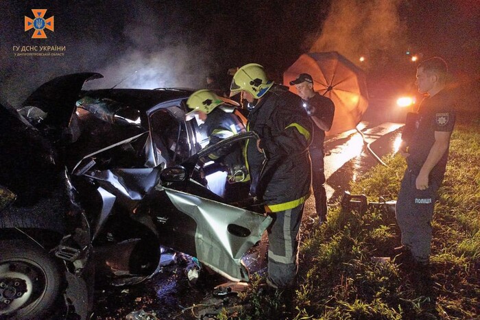 Смертельна ДТП під Дніпром: рятувальники вирізали тіло водія (фото)