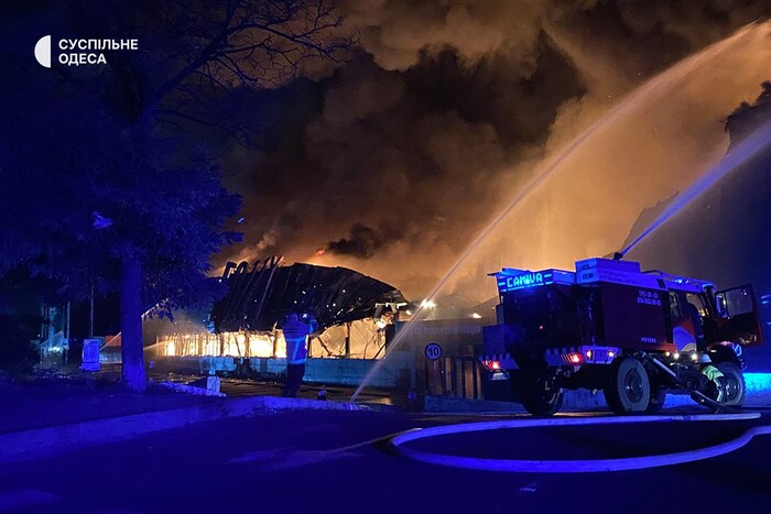 Ракетна атака на Одесу: у місті спалахнули пожежі, є поранені 